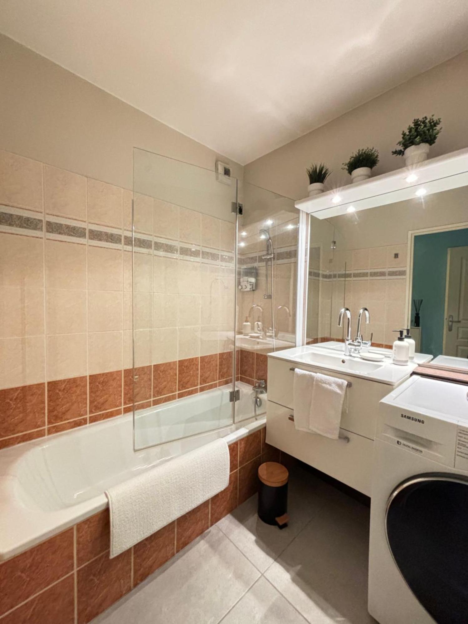 Douceur Lyonnaise, Villeurbanne Ngoại thất bức ảnh